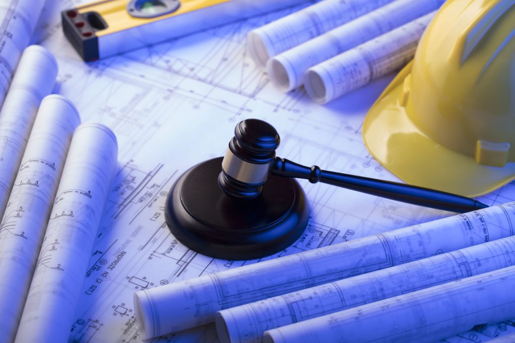 Overtredelsesgebyr etter plan- og bygningsloven | Stiegler Advokatfirma | Dommerklubbe blandt plandokumenter